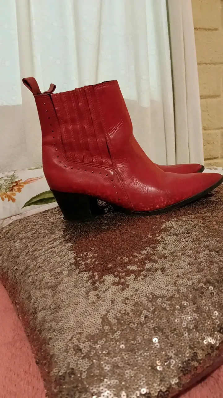 Botines rojos de cuero con tacón medio