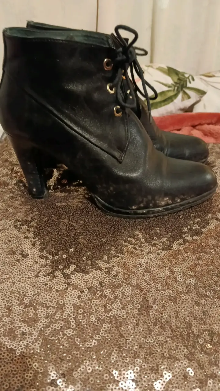 Botines de cuero negro con cordones