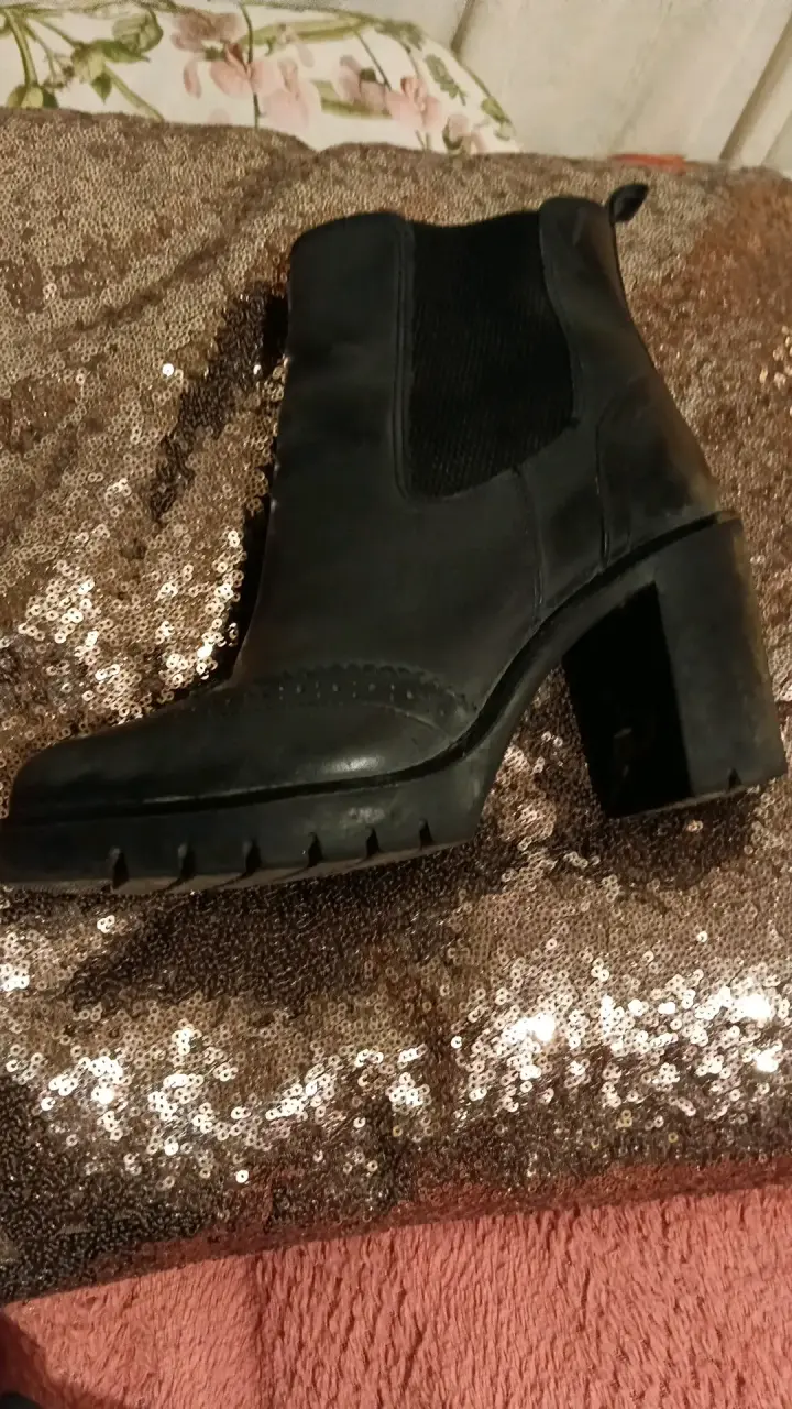 Botines de cuero negro con tacón grueso
