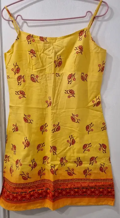 Vestido amarillo con estampado floral y tirantes - miniatura 1