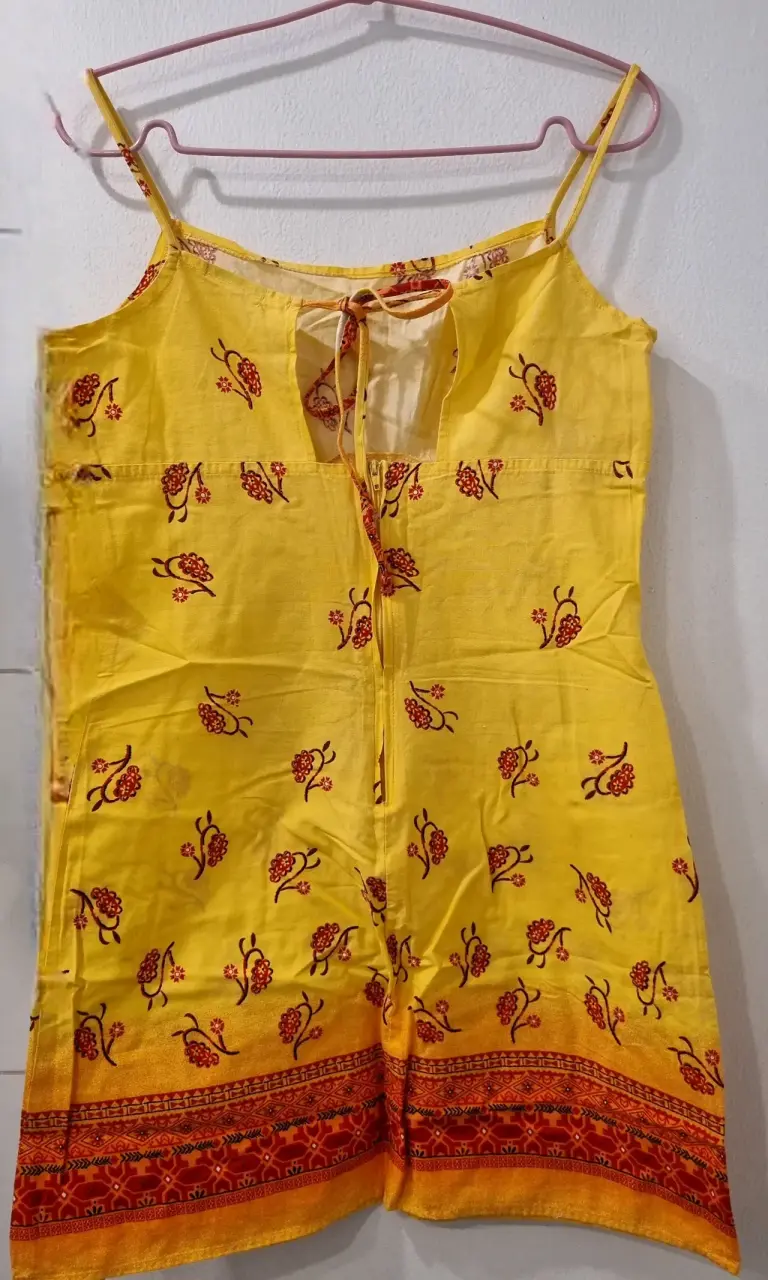 Vestido amarillo con estampado floral y tirantes - 2