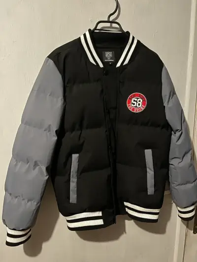 Chaqueta bomber negra y gris estilo varsity - miniatura 1