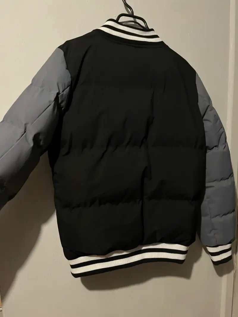 Chaqueta bomber negra y gris estilo varsity - 2