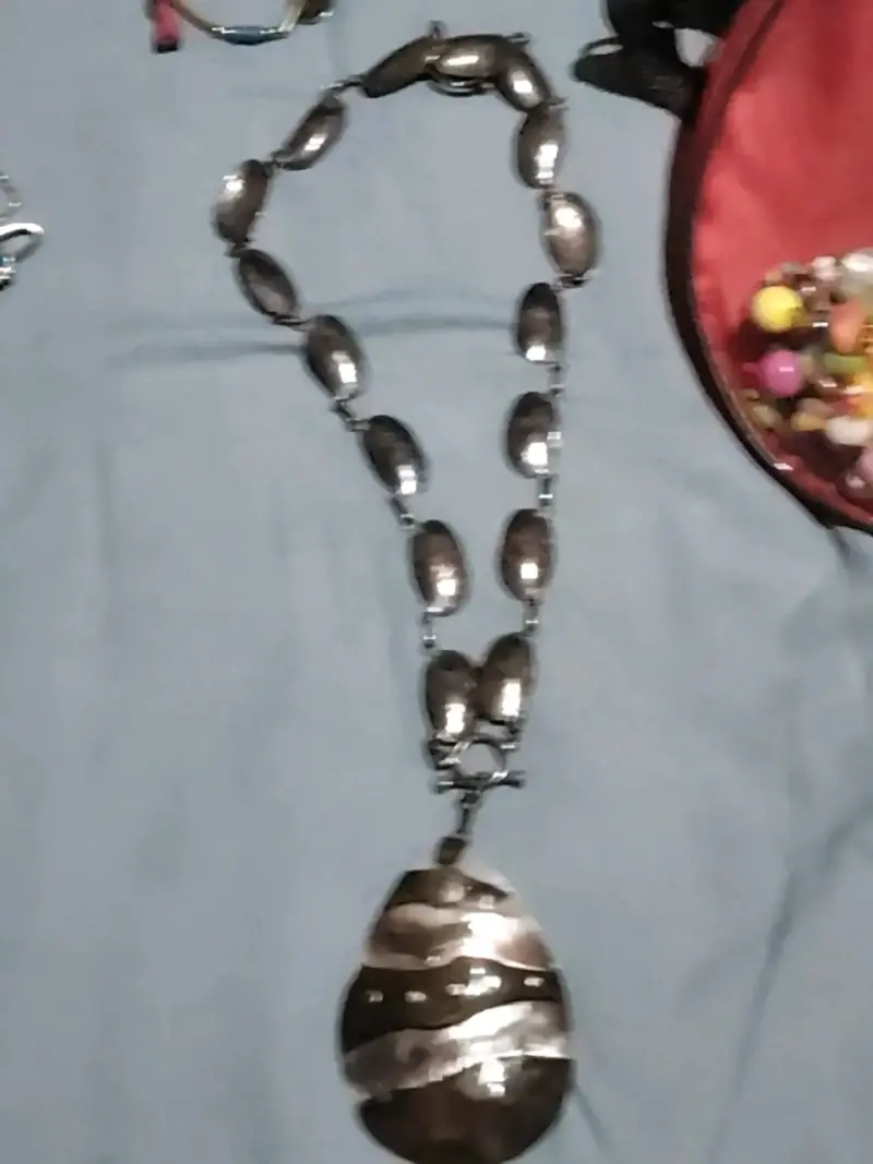 Collar de metal con colgante ovalado - 1