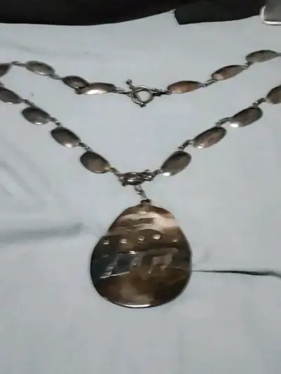 Collar de metal con colgante ovalado - miniatura 2