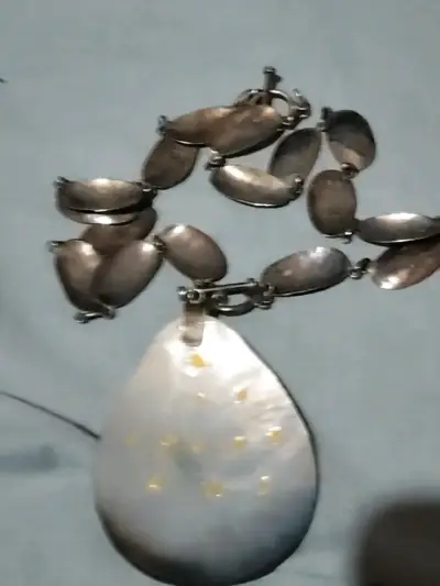 Collar de metal con colgante ovalado - miniatura 3