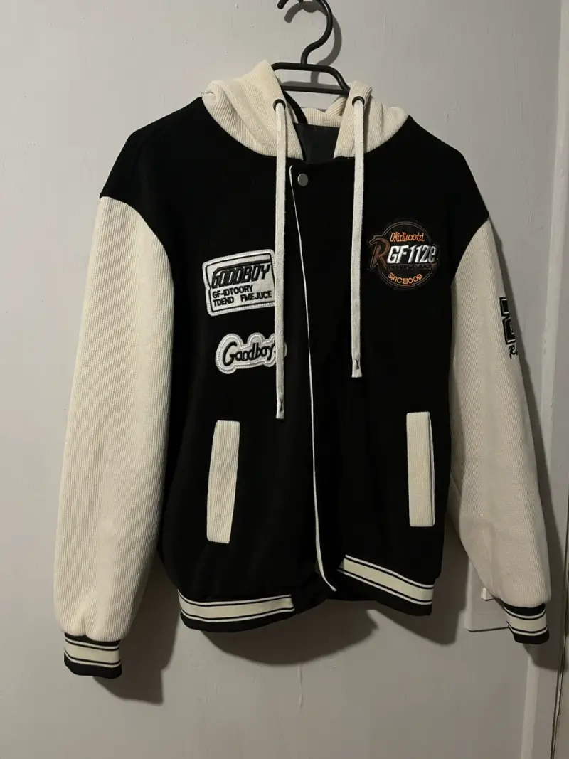 Chaqueta varsity negra y blanca Goodboy con capucha