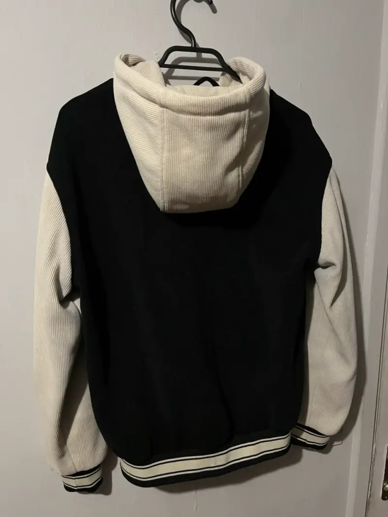 Chaqueta varsity negra y blanca Goodboy con capucha - 2