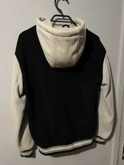 Chaqueta varsity negra y blanca Goodboy con capucha - miniatura 2