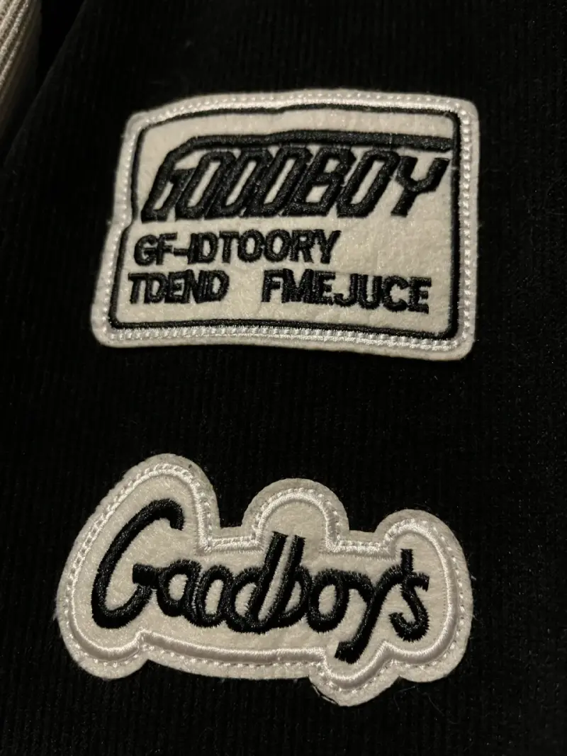 Chaqueta varsity negra y blanca Goodboy con capucha - 4