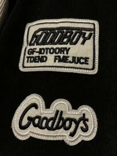 Chaqueta varsity negra y blanca Goodboy con capucha - miniatura 4