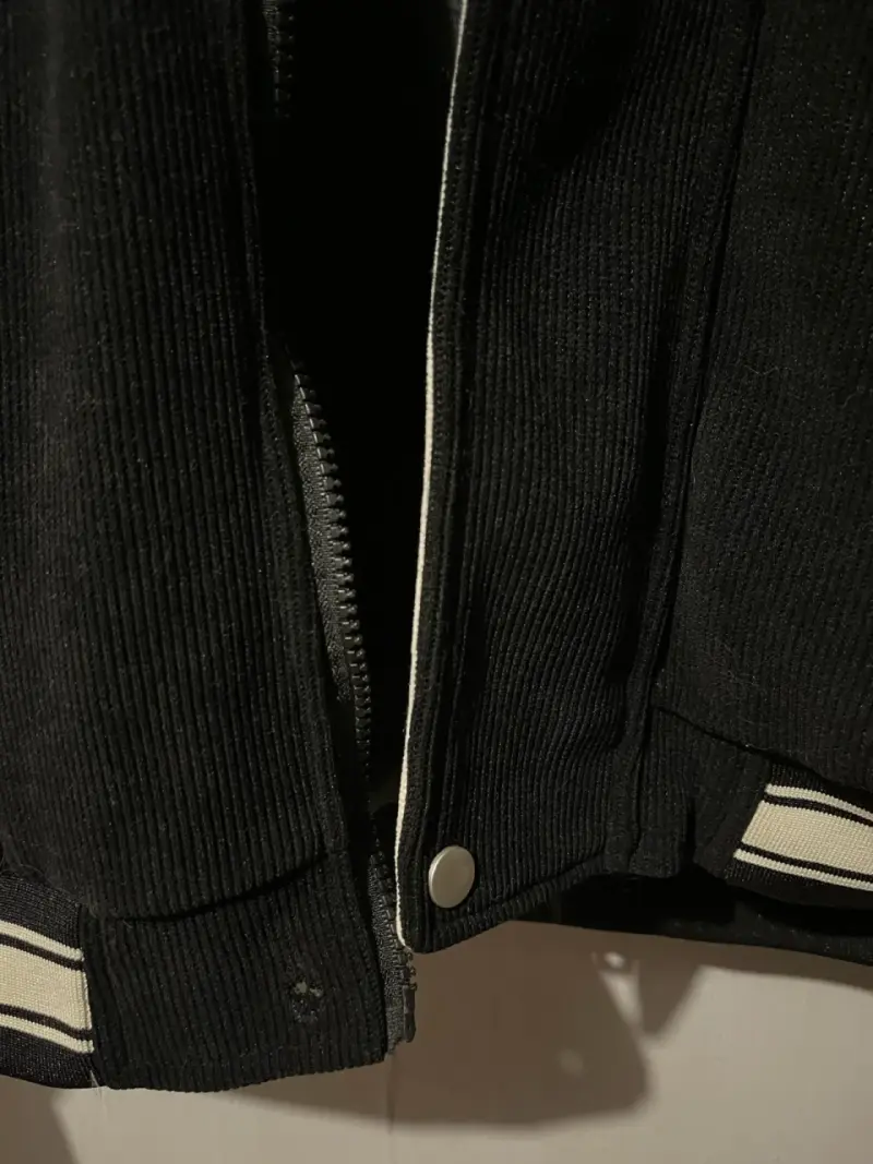 Chaqueta varsity negra y blanca Goodboy con capucha - 5