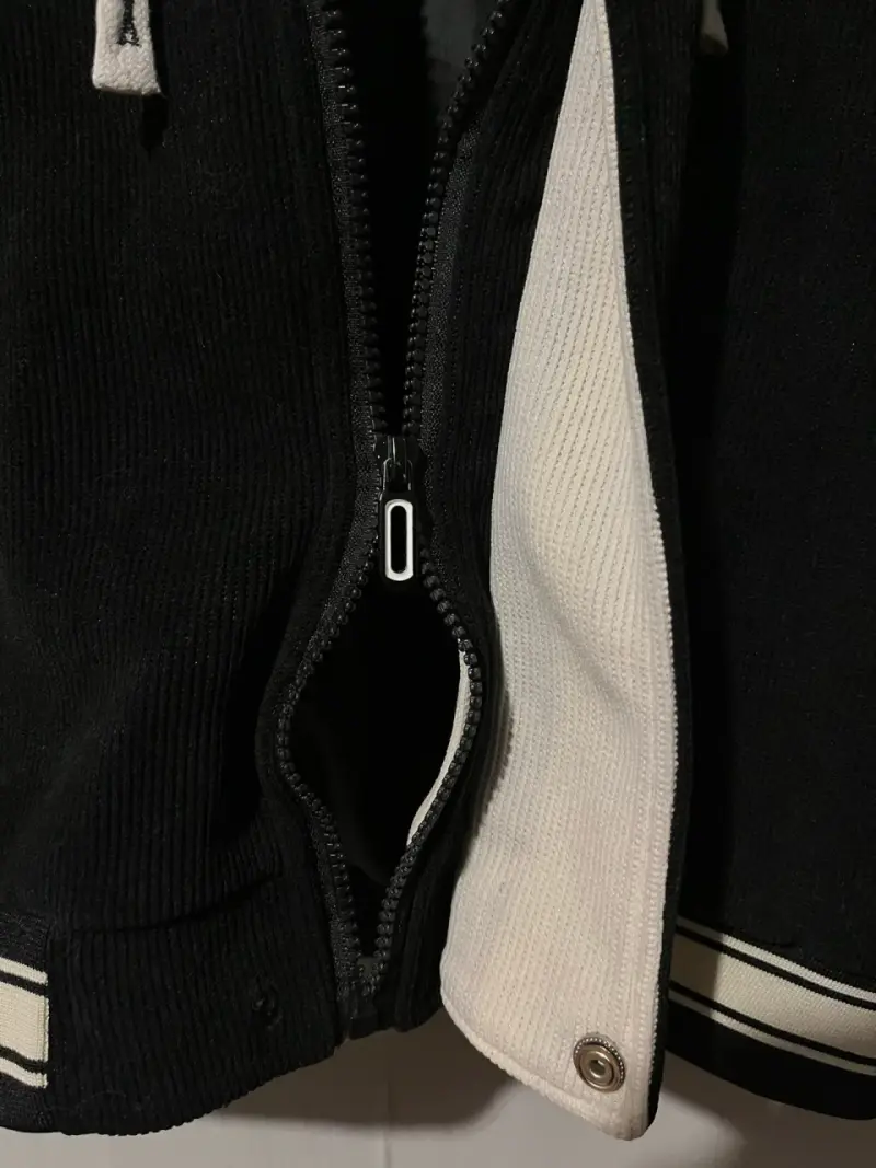 Chaqueta varsity negra y blanca Goodboy con capucha - 6