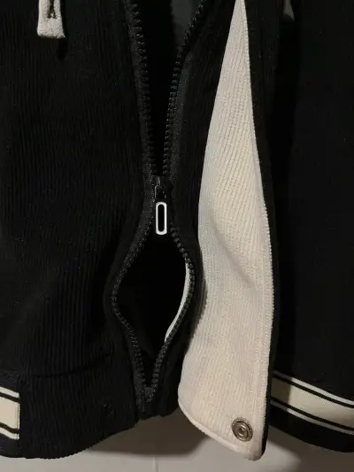 Chaqueta varsity negra y blanca Goodboy con capucha - miniatura 6