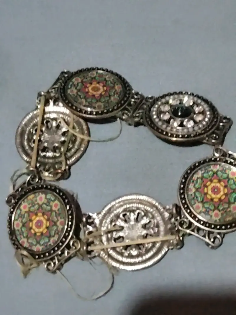 Collar de metal con colgante ovalado