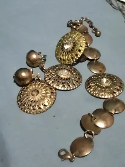 Pulsera dorada con diseño calado - miniatura 1