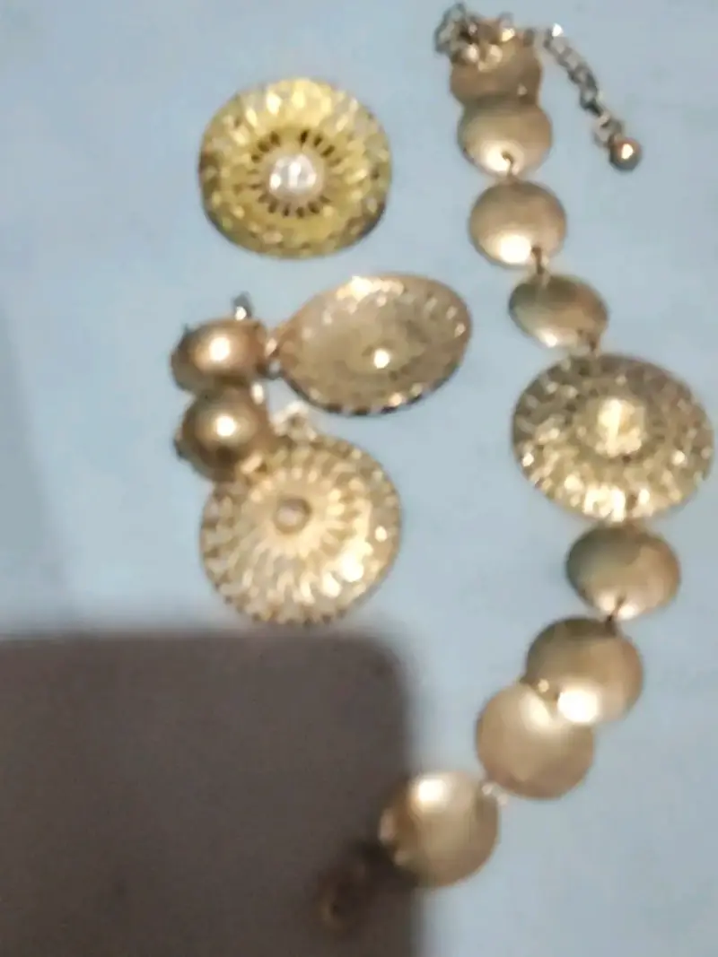 Pulsera dorada con diseño calado - 2