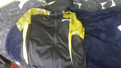 Chaqueta deportiva Borussia Dortmund Puma negra y amarilla - miniatura 2