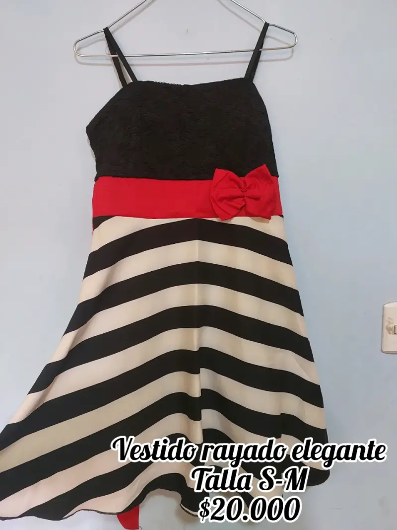 Vestido rayado elegante con lazo rojo