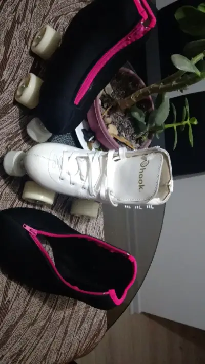 Patines de cuatro ruedas blancos con fundas negras - miniatura 1