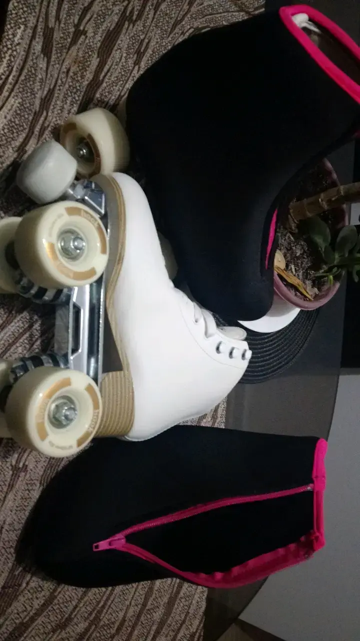 Patines de cuatro ruedas blancos con fundas negras - 2