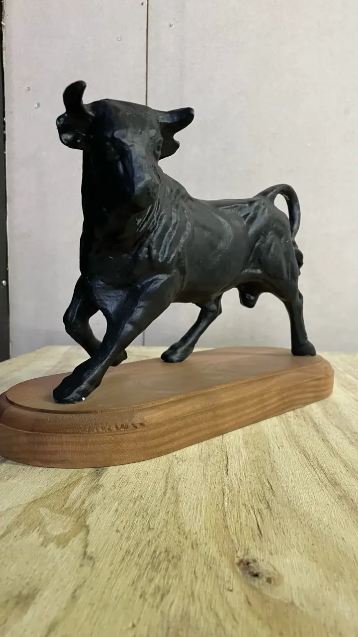 Escultura de toro en peltre negro y madera - 4