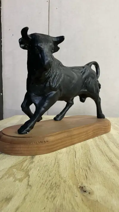 Escultura de toro en peltre negro y madera - miniatura 4