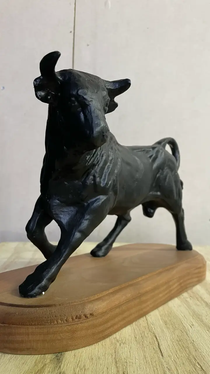 Escultura de toro en peltre negro y madera - 5