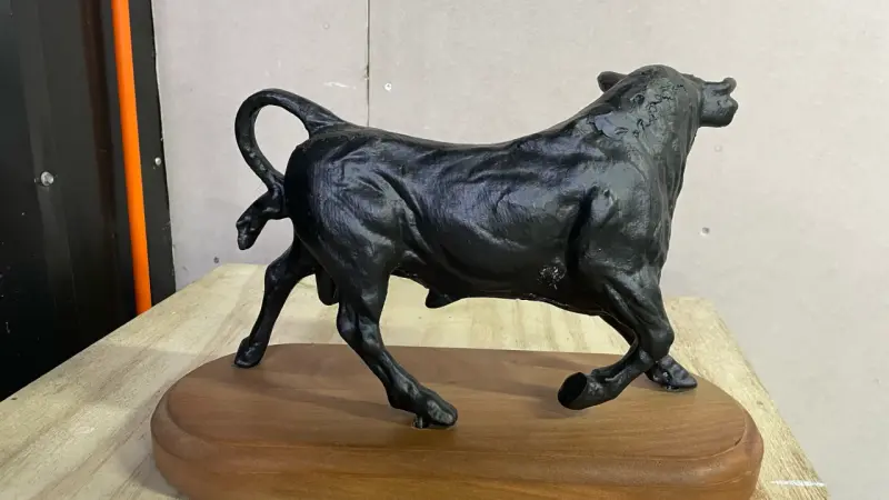 Escultura de toro en peltre negro y madera - 6