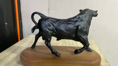 Escultura de toro en peltre negro y madera - miniatura 6