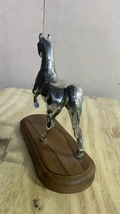 Figura de caballo en peltre y madera - miniatura 2