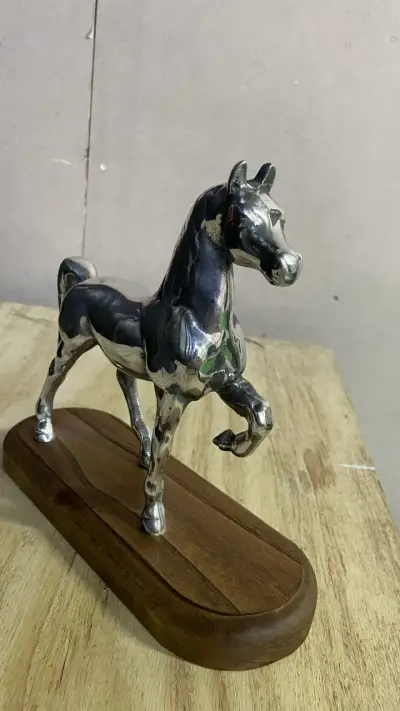 Figura de caballo en peltre y madera - miniatura 3