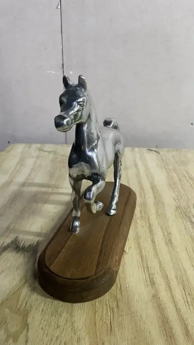 Figura de caballo en peltre y madera - miniatura 4
