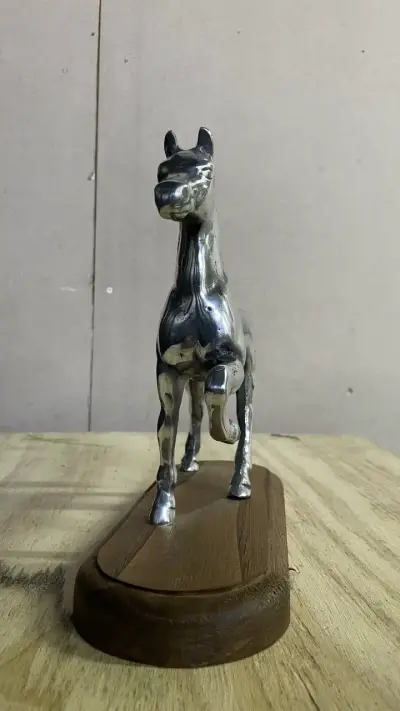 Figura de caballo en peltre y madera - miniatura 5