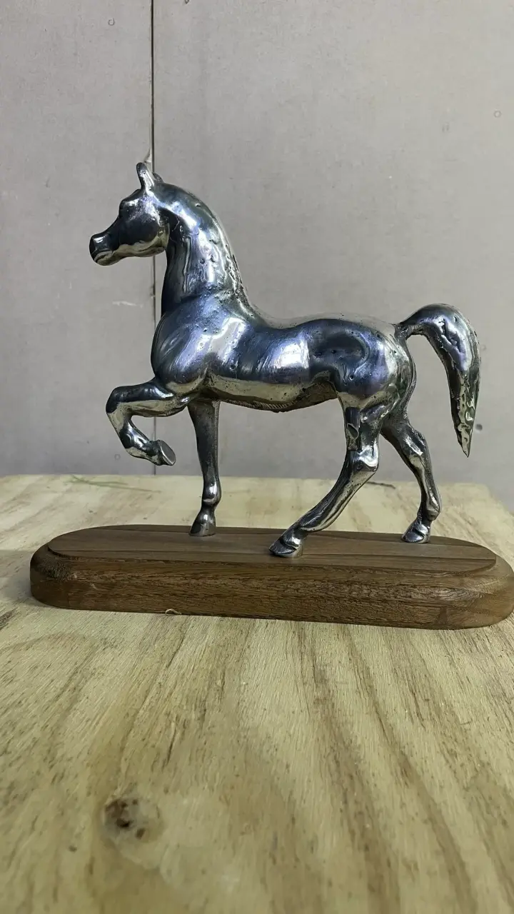 Figura de caballo en peltre y madera - 6