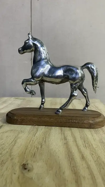 Figura de caballo en peltre y madera - miniatura 6