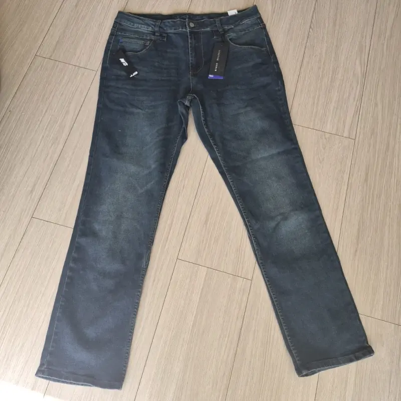 Jeans de mezclilla azul oscuro para hombre