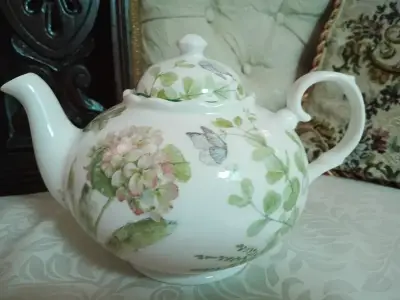 Tetera de porcelana con diseño floral - miniatura 1