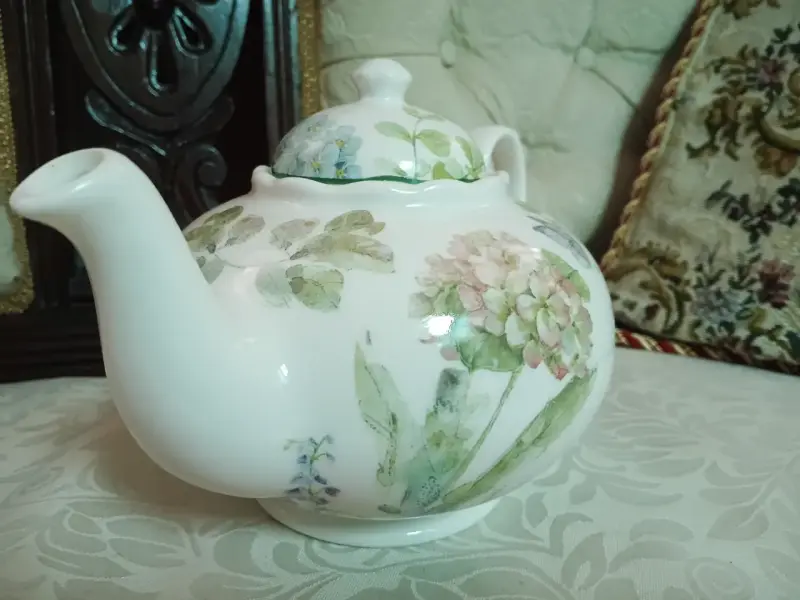 Tetera de porcelana con diseño floral - 2