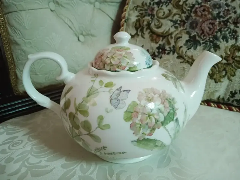Tetera de porcelana con diseño floral - 3