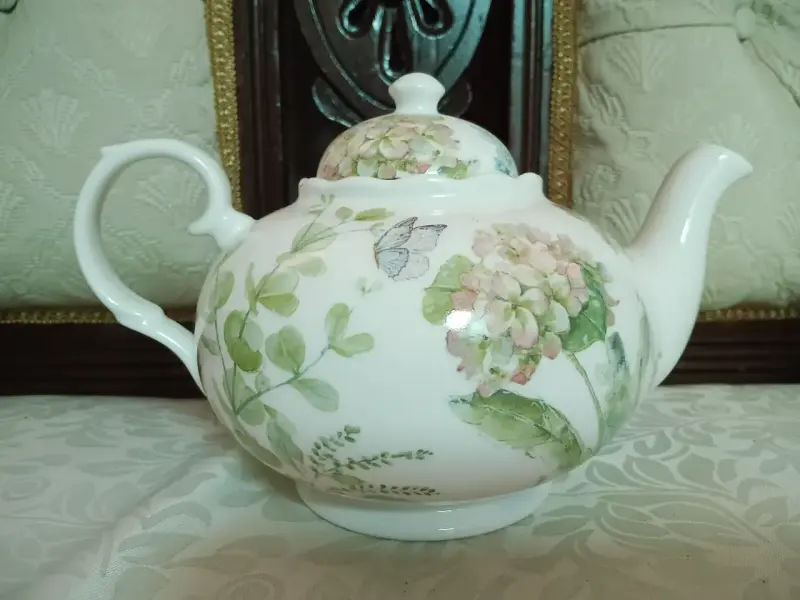 Tetera de porcelana con diseño floral - 5