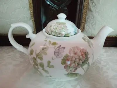 Tetera de porcelana con diseño floral - miniatura 6