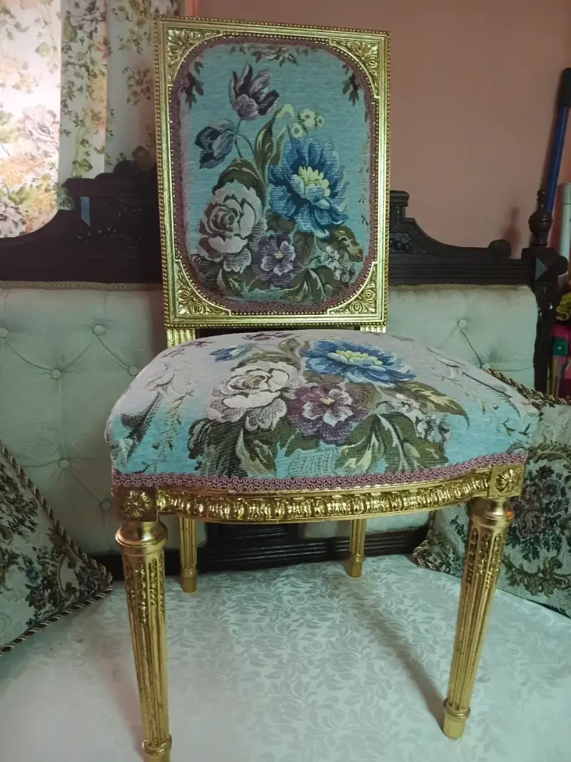 Silla de estilo clásico con tapiz floral - 1