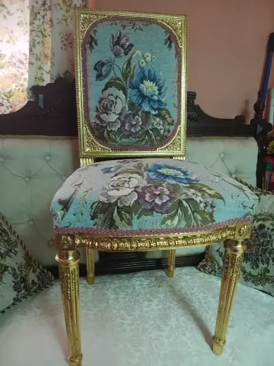 Silla de estilo clásico con tapiz floral - miniatura 1