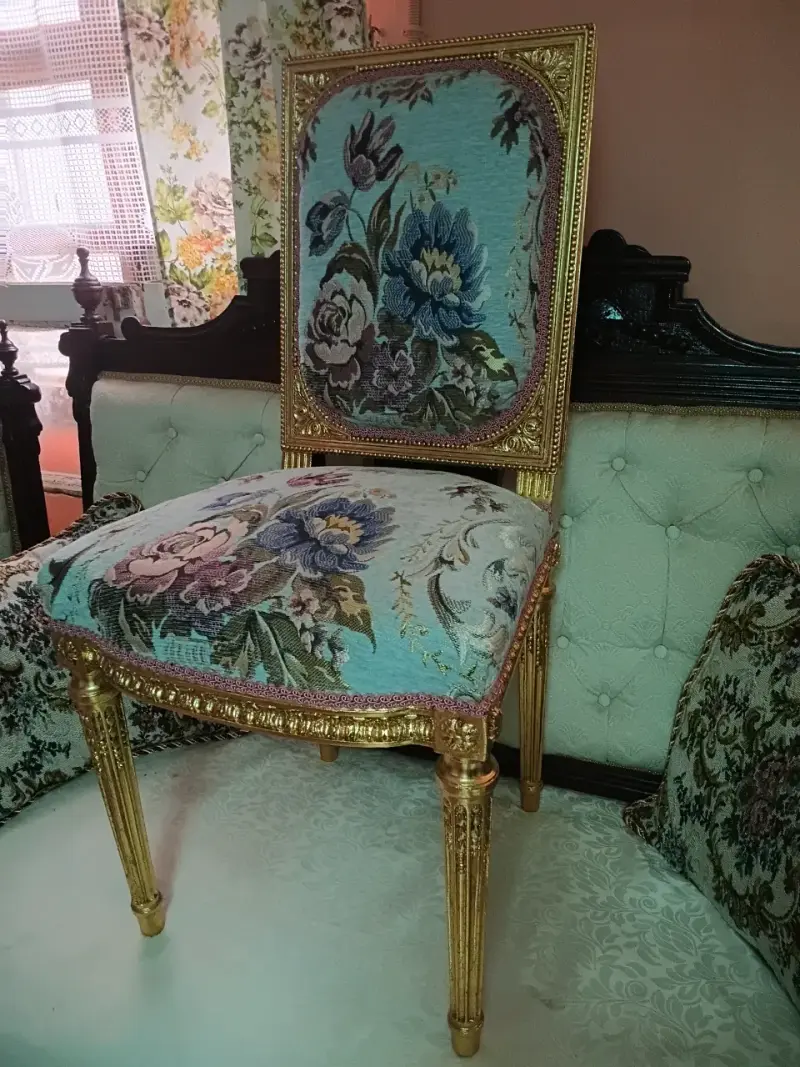 Silla de estilo clásico con tapiz floral - 2