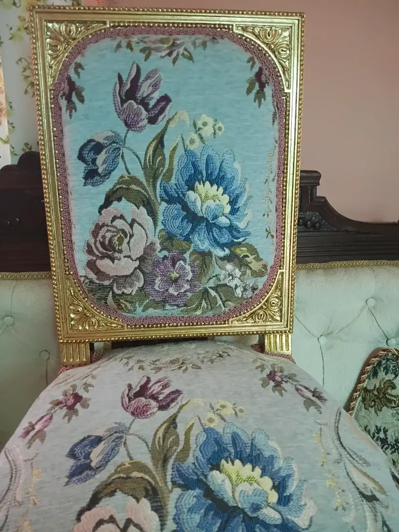 Silla de estilo clásico con tapiz floral - 3