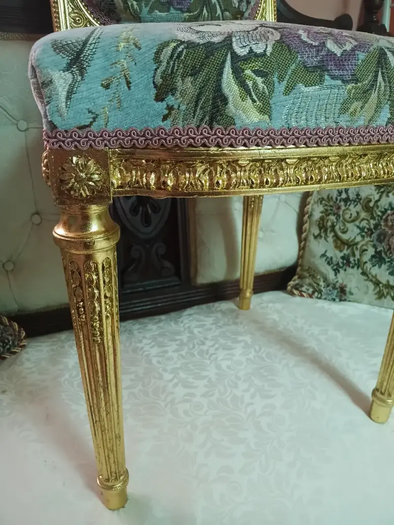 Silla de estilo clásico con tapiz floral - 4
