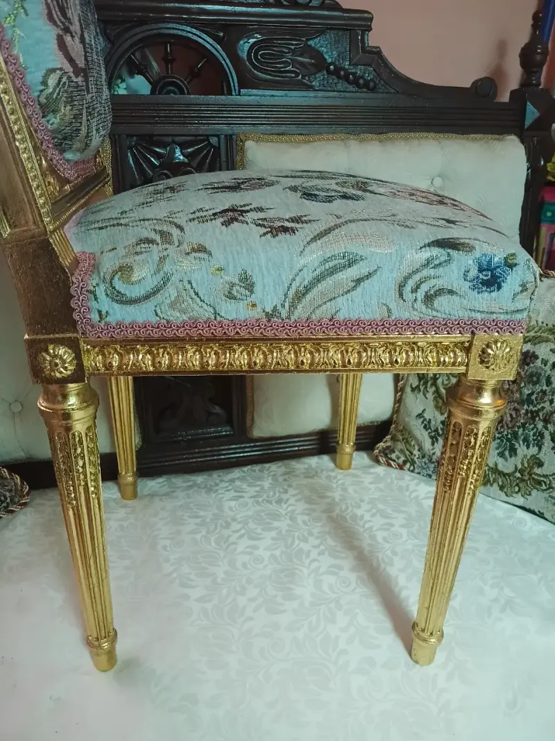 Silla de estilo clásico con tapiz floral - 5