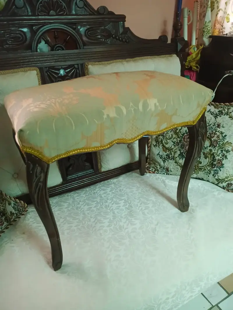 Banqueta de madera con tapiz clásico