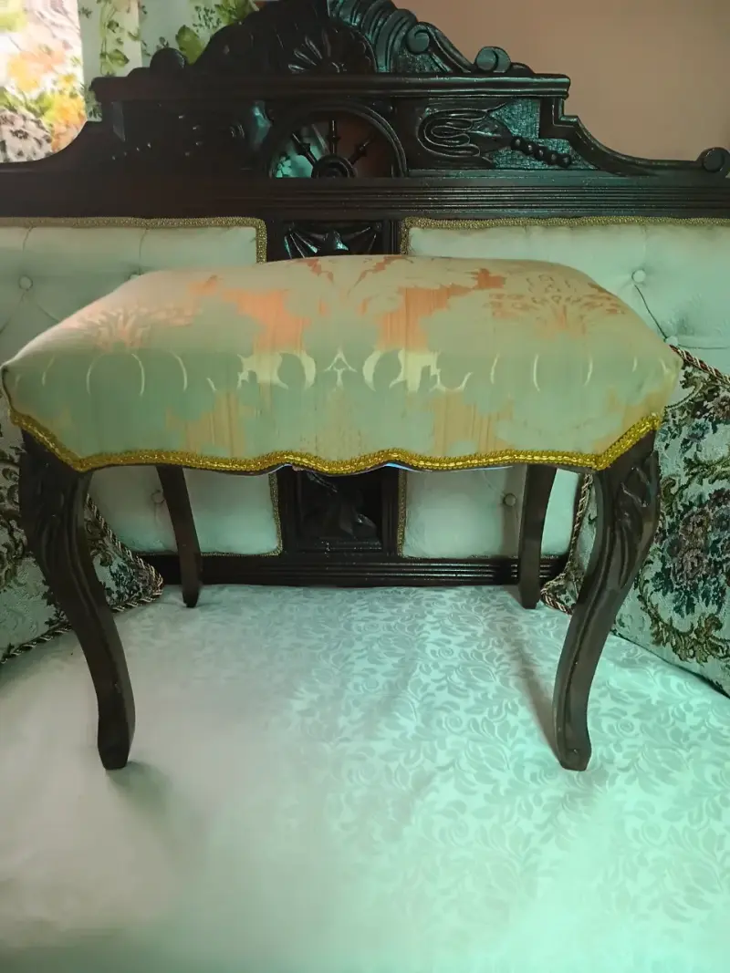 Banqueta de madera con tapiz clásico - 2